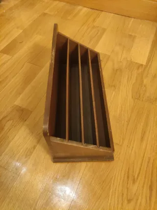 Organizador de escritorio de madera antiguo.