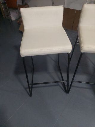 Taburetes altos blancos y negros