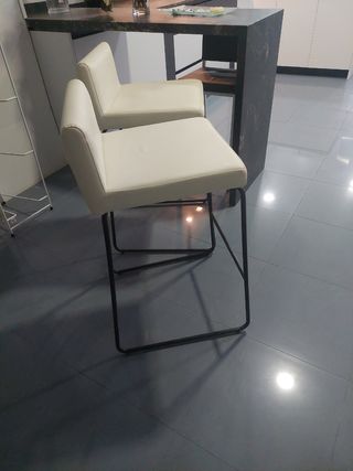 Taburetes altos blancos y negros