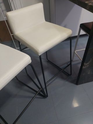 Taburetes altos blancos y negros
