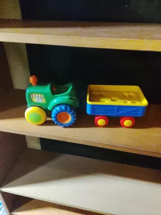 Trattore e rimorchio giocattolo