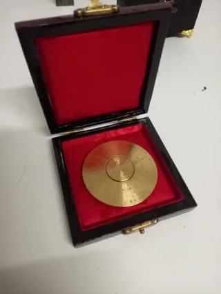 Bússola de latão com caixa lacada