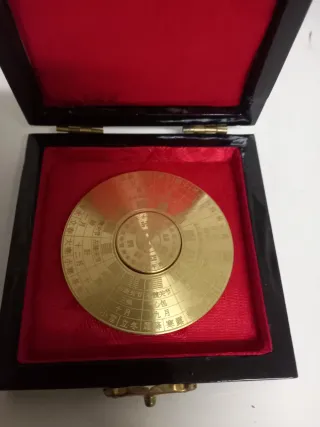 Bússola de latão com caixa lacada