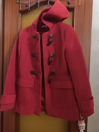 Abrigo rojo burdeos con capucha