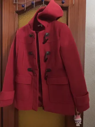 Abrigo rojo burdeos con capucha