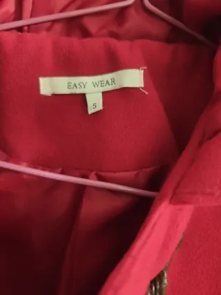 Abrigo rojo burdeos con capucha