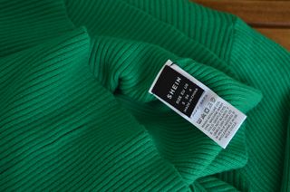 Jersey verde de cuello alto