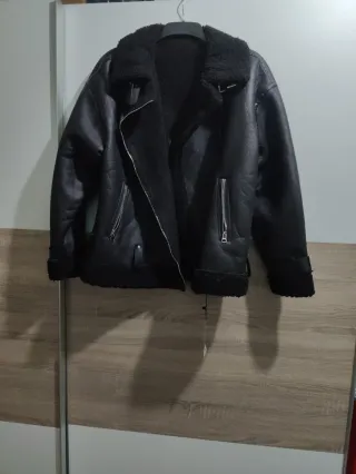 Chaqueta negra de mujer con borreguito