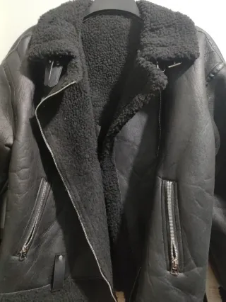 Chaqueta negra de mujer con borreguito