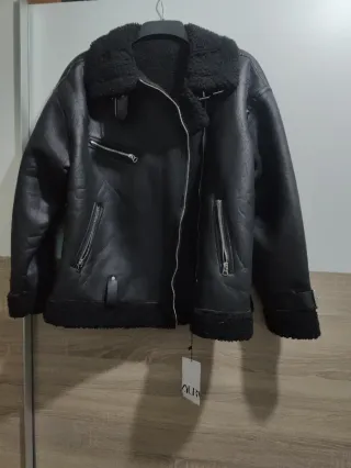 Chaqueta negra de mujer con borreguito