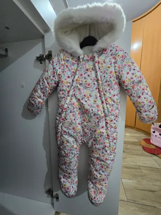 Mono nieve floral con capucha