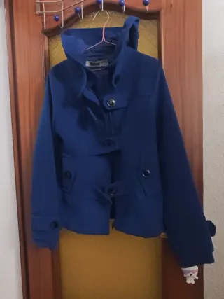 Abrigo azul con capucha Stradivarius