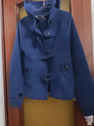 Abrigo azul con capucha Stradivarius