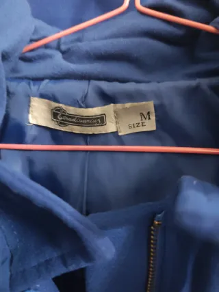 Abrigo azul con capucha Stradivarius