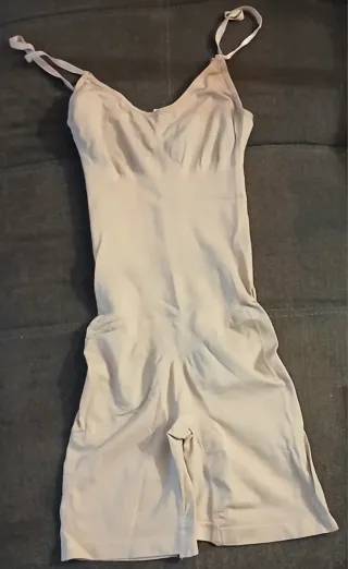 Mono corto moldeador beige