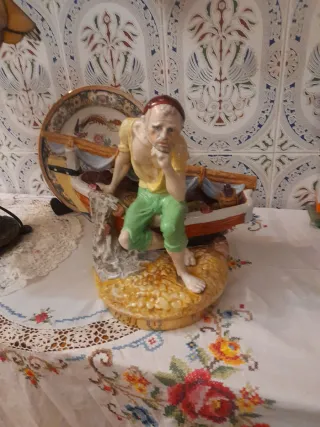 Figura antigua marinero en barca