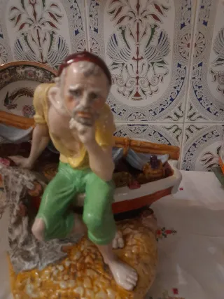 Figura antigua marinero en barca