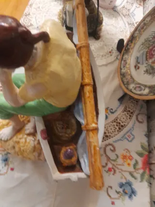 Figura antigua marinero en barca