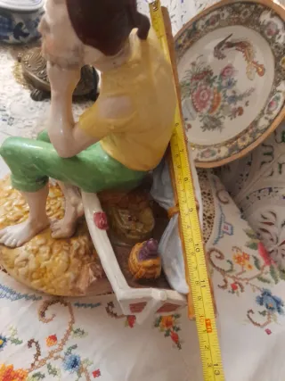 Figura antigua marinero en barca