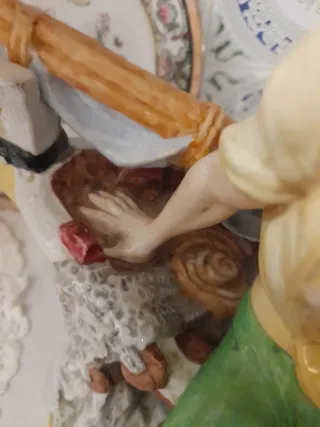 Figura antigua marinero en barca