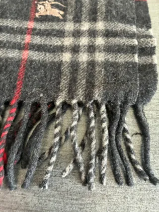 Bufanda Burberry Cuadros Gris y Rojo