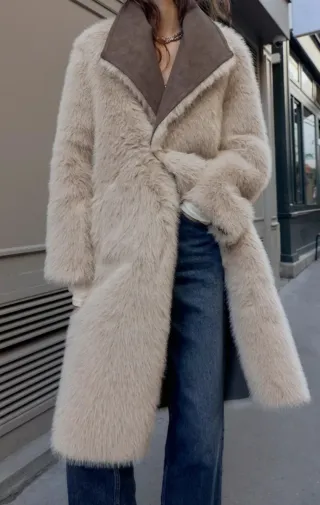 Abrigo reversible efecto pelo beige y marrón