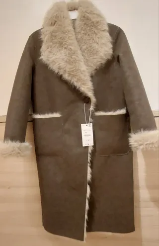 Abrigo reversible efecto pelo beige y marrón