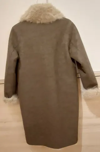 Abrigo reversible efecto pelo beige y marrón