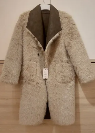 Abrigo reversible efecto pelo beige y marrón