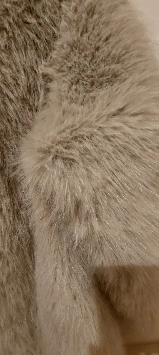 Abrigo reversible efecto pelo beige y marrón