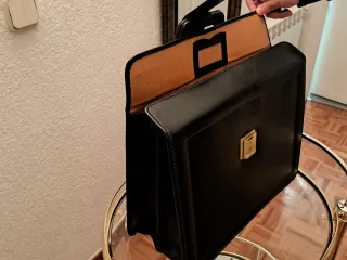 Maletín de piel negro