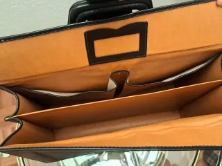 Maletín de piel negro