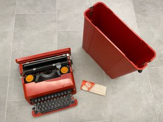 Macchina scrivere Olivetti Valentine Rossa