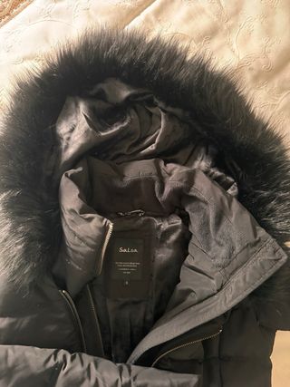 Abrigo Salsa Negro Plumas Doble Cierre