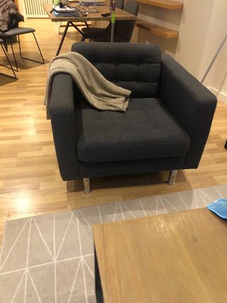 Sillón de tela gris