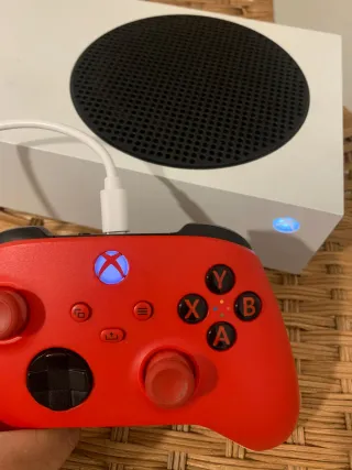 Xbox Series S Blanca + Mando Rojo
