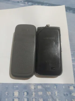 Lotto 2 Telefoni Vintage Nokia 1208 e Samsung