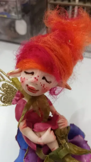 Hada de porcelana artesanal con alas