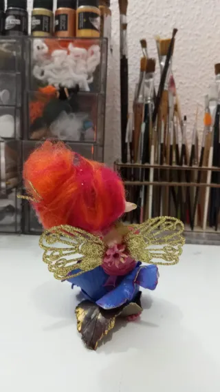 Hada de porcelana artesanal con alas