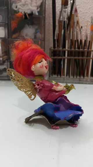 Hada de porcelana artesanal con alas