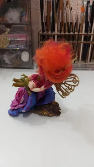 Hada de porcelana artesanal con alas