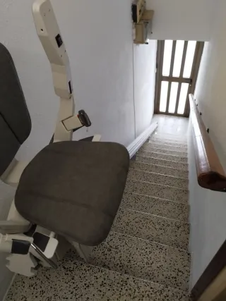Silla salvaescaleras gris con mandos