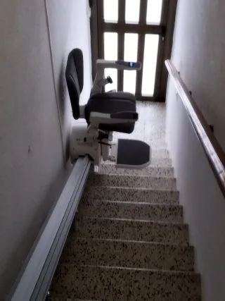 Silla salvaescaleras gris con mandos