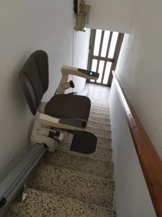Silla salvaescaleras gris con mandos
