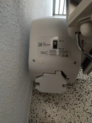 Silla salvaescaleras gris con mandos