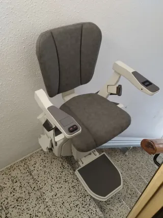 Silla salvaescaleras gris con mandos