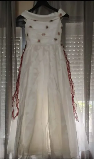 Vestido de comunión blanco con detalles rojos