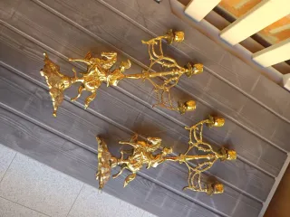 Coppia di candelabri in metallo dorato