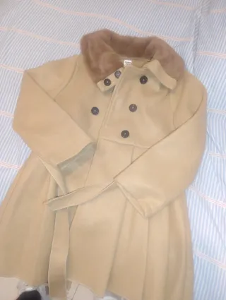 Abrigo niña beige con cuello de pelo