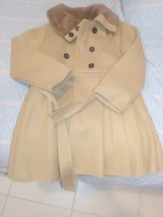 Abrigo niña beige con cuello de pelo